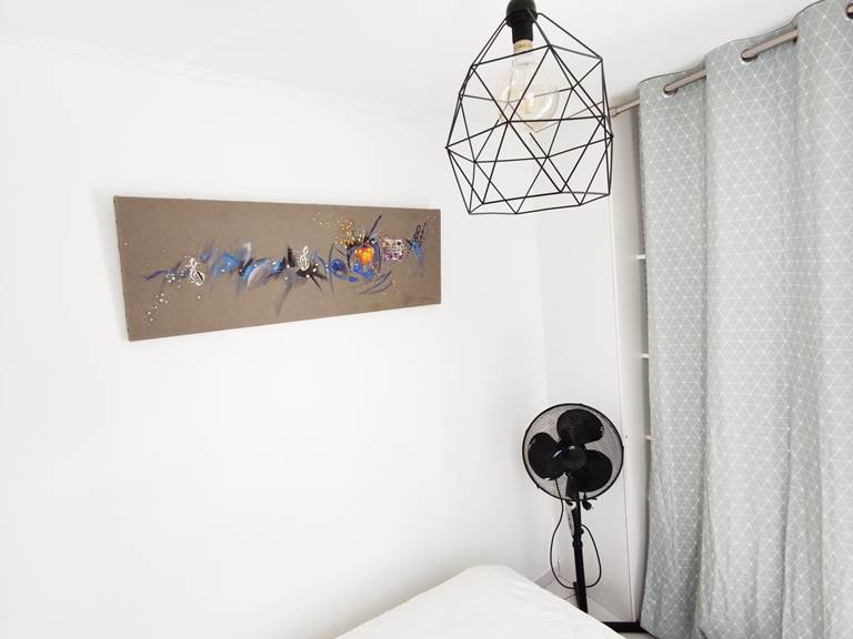 Maison Réthaise 2 – Chambre calme au style épuré Un cadre serein et lumineux, pensé pour le confort et la simplicité, dans une maison pleine de charme au centre de La Flotte.