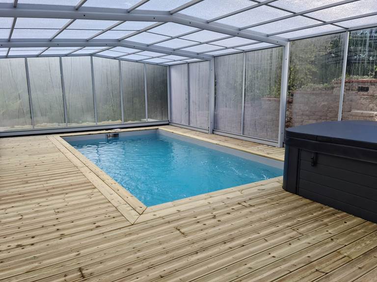gite-le-lijaly-piscine-couverte-chauffee-vendee.jpg
