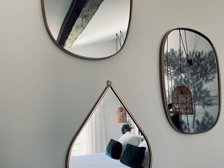 Chambre lumineuse avec vue sur le parc