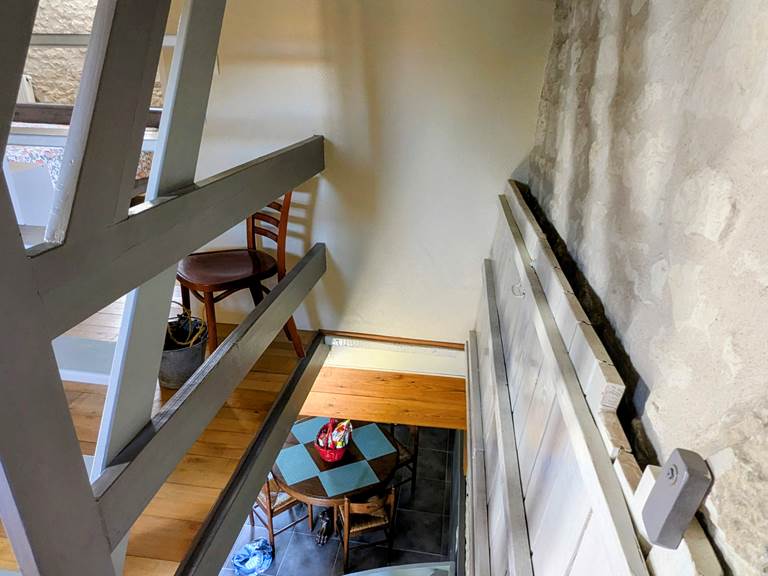 landing-lower-stairs-cachette-jaulnay-gites-de-famille