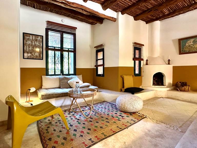 Le salon, confortable, propose une cheminée pour agrémenter vos soirées...