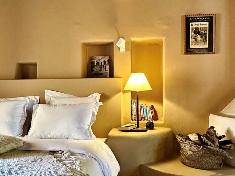 Une bibliothèque est à votre disposition pour vos lectures, le lit est équipé de liseuses pour plus de confort.