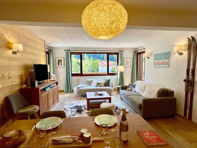 Grand séjour avec vue dégagée sur les montagnes (appartement de 65 m2)