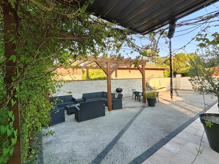 vaste-terrasse-couvignon-proche-nigloland