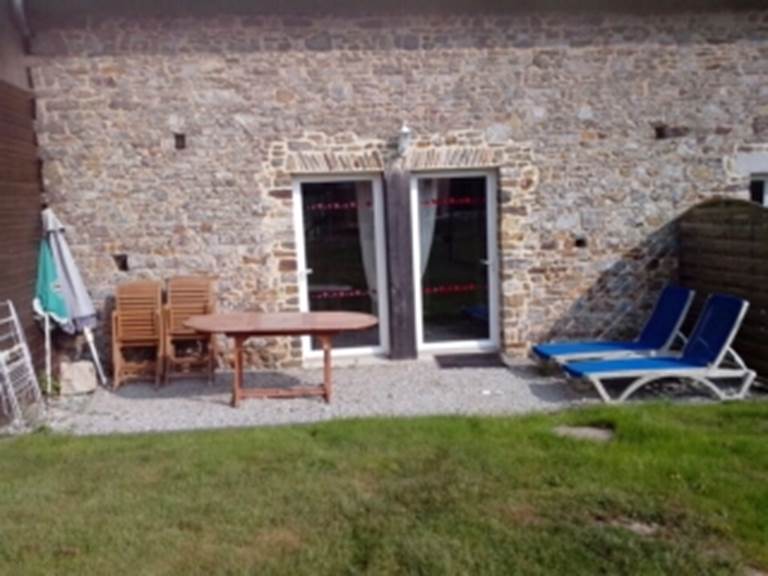 Exterieur  du gite avec mobilier