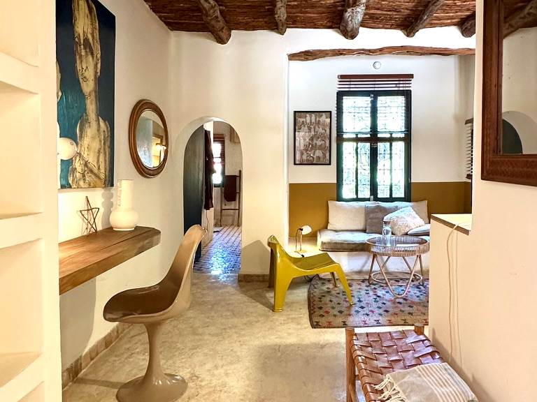 Dès l'entrée, détails cosy et confortables, dressing puis coin bureau mènent au salon...