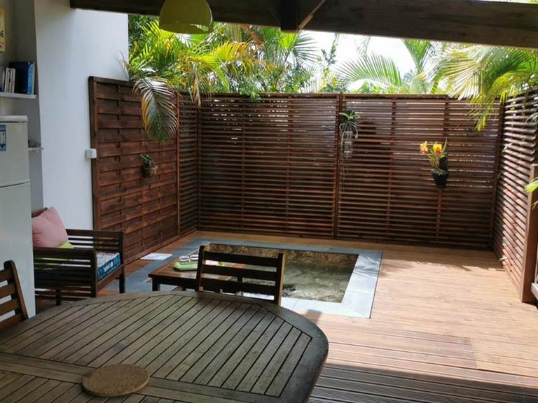 le-secret-d-alpinia-piscine-privee-deck-bois-guadeloupe