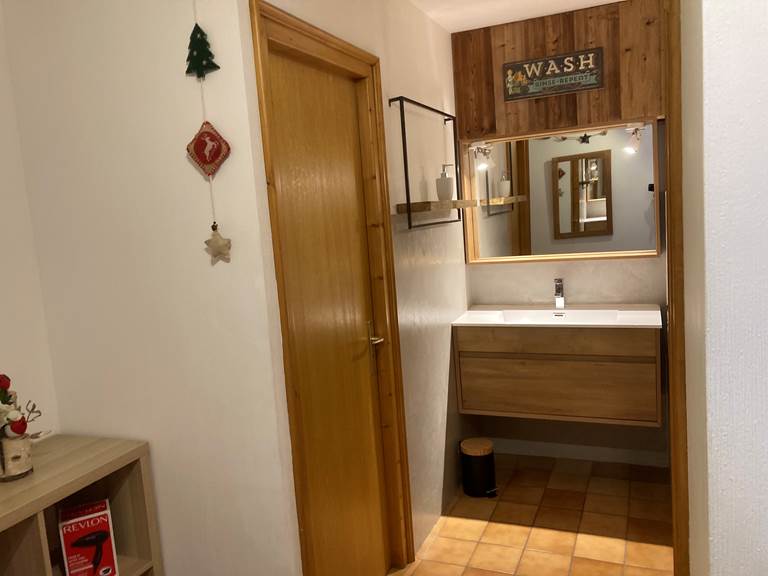 Douche, wc et lavabo séparés au rez de jardin