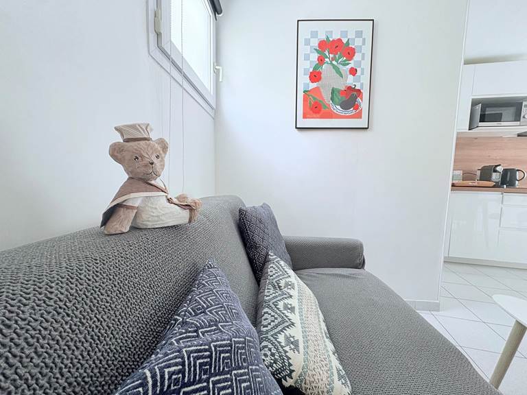 Maison Réthaise 2 – Séjour cosy et graphique Ambiance contemporaine dans un espace bien agencé, parfait pour savourer des moments de détente en centre-ville.