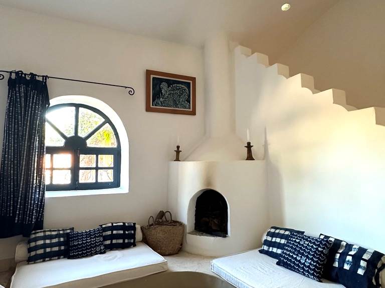 La suite propose un coin cheminée, pour agrémenter vos soirées!