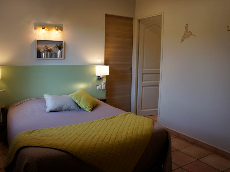 Chambre 301 hotel les peupliers loriol du comtat