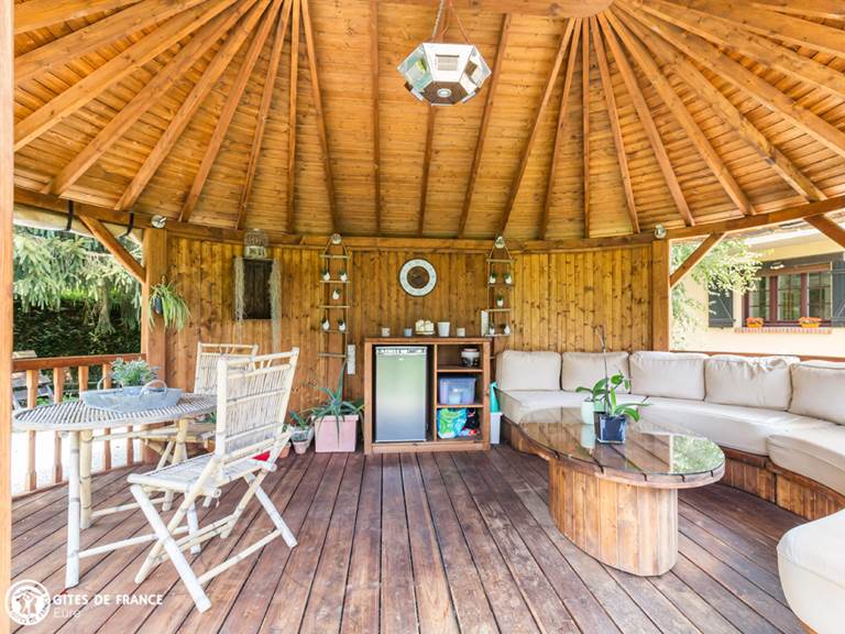 Espace de convivialité extérieur avec vue sur la nature