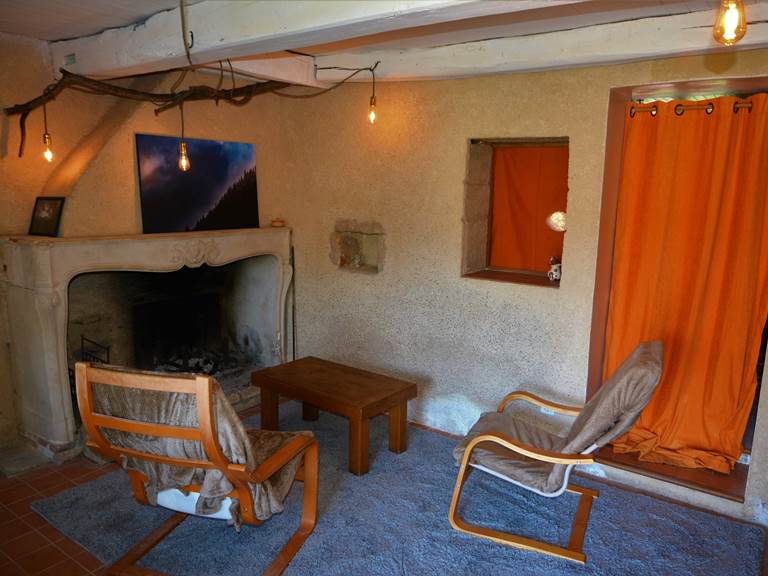 Le salon, frais l'été, vous offre un foyer durant la saison d'hiver dans le Jura