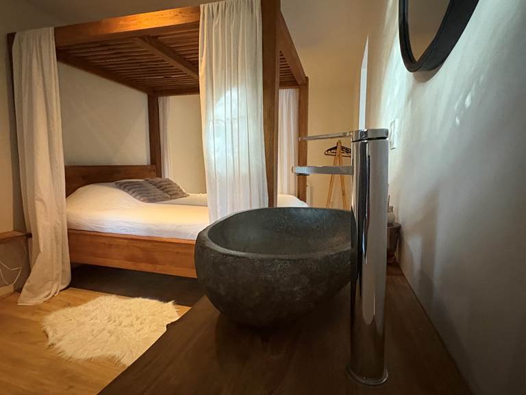 chambre-double-lit-baldaquin-gite-le-lijaly-bournezeau-vendee-détente-weekend.jpg