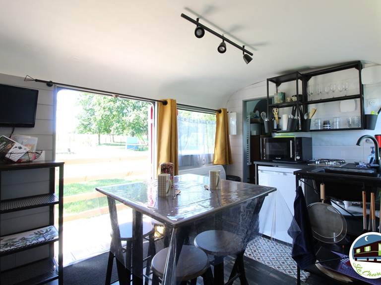 12 Gite la chevalerie 49170 roulotte loge des clowns