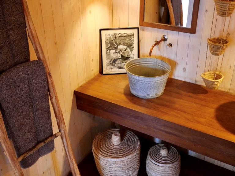 Equipée d'un sèche serviette à thermostat, la salle de bain à tout le confort moderne.