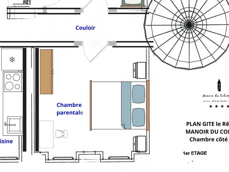 Chambre parentale du Manoir du Colombier avec ciel de lit Louis XV, parquet massif à motifs géométriques et vue panoramique sur les montagnes du Bugey.