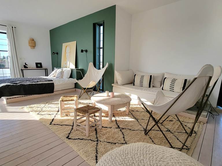 Composée comme une véritable petite suite, vue depuis le salon sur la chambre 5