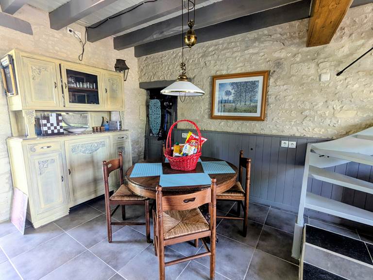 dining-nook-buffet-cachette-jaulnay-gites-de-famille