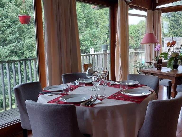 Salle de resaturant avec vue sur la nature limousine Le Ranch des Lacs juillet 2023