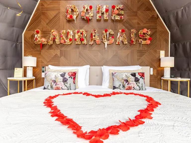 Lit géant confortable avec décoration romantique-gallery