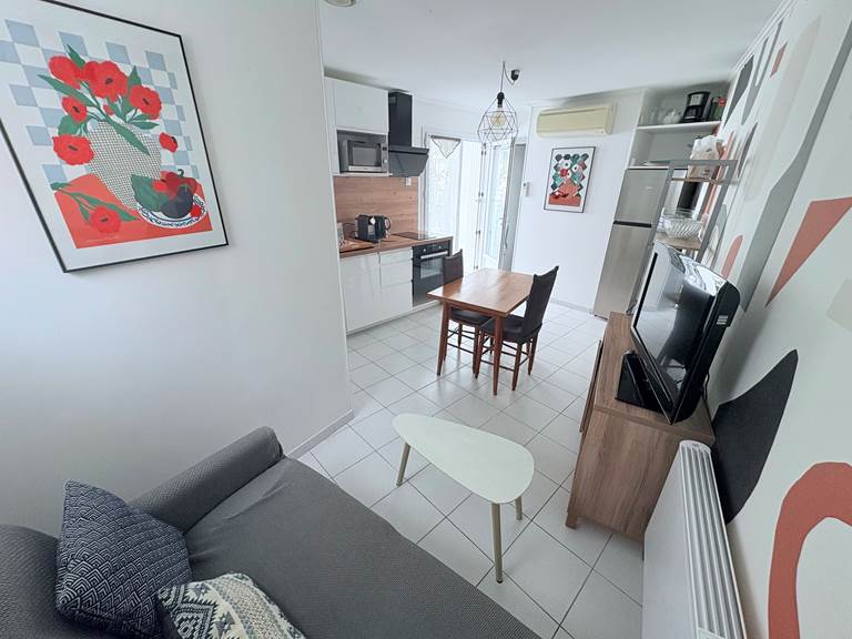 Maison Réthaise 2 – Séjour cosy et graphique Ambiance contemporaine dans un espace bien agencé, parfait pour savourer des moments de détente en centre-ville.