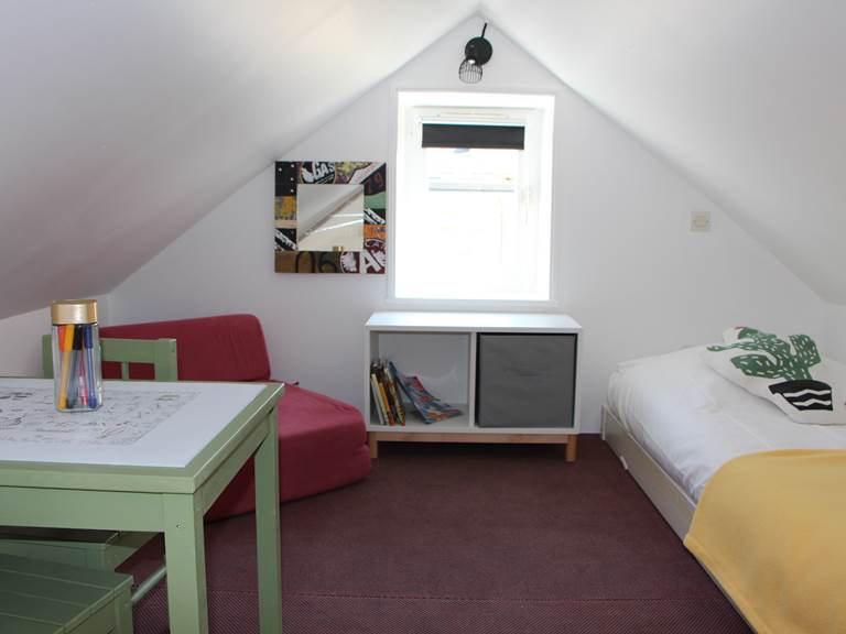 gie_de_france_sarthe_la_fleche_maisonnette_chambre_enfant_jaune