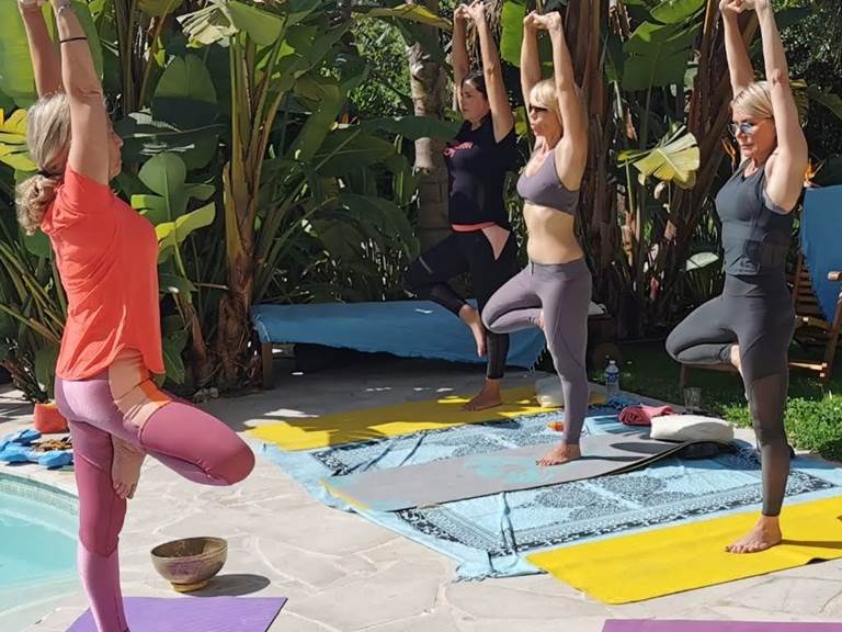 yoga devant la piscine blue dream