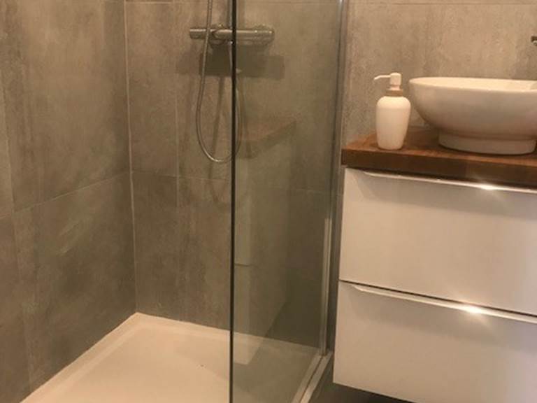 Salle d’eau du studio – Confort et modernité au cœur du village Douche vitrée, vasque design et ambiance zen pour un séjour tout en douceur à La Flotte, Île de Ré.
