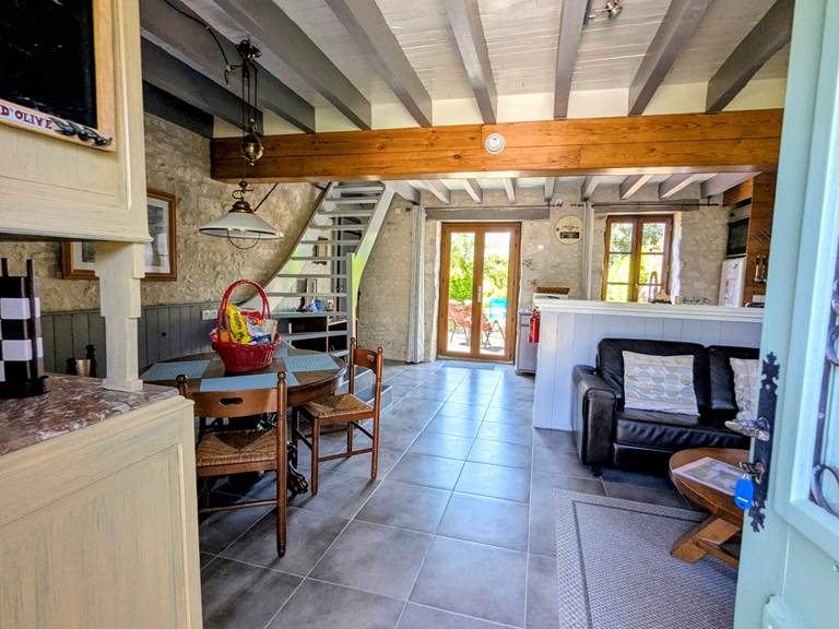living-room-light-bathing-kitchen-from-back-patio-cachette-jaulnay-gites-de-famille