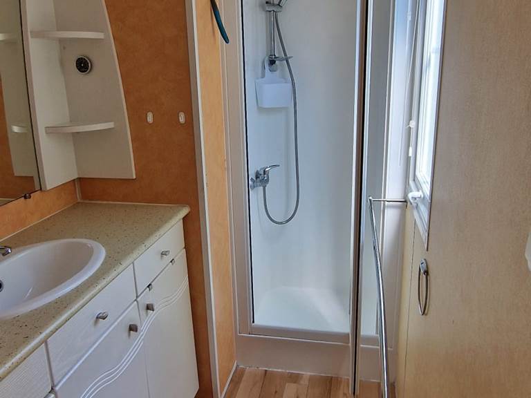 salle de bain avec douche MOBIL-HOME DE PROPRIETAIRE 15