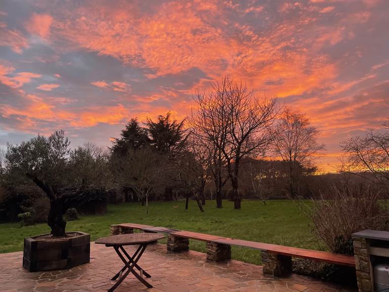 Terrasse et parc au coucher du soleil en hiver