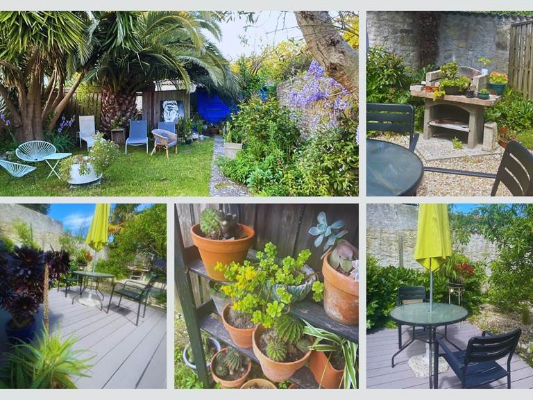 Espace détente sous les palmiers avec barbecue Notre jardin commun offre un véritable havre de paix : plantes grasses, banquettes, mobilier d’extérieur et un coin barbecue pour un séjour authentique et convivial à La Flotte.