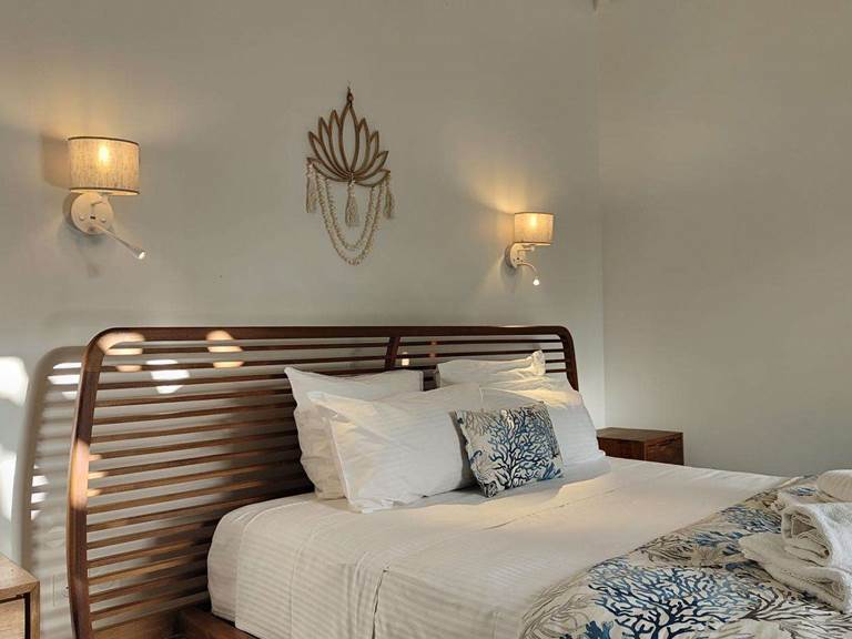 villa-azur-156955-1600-950-crop
