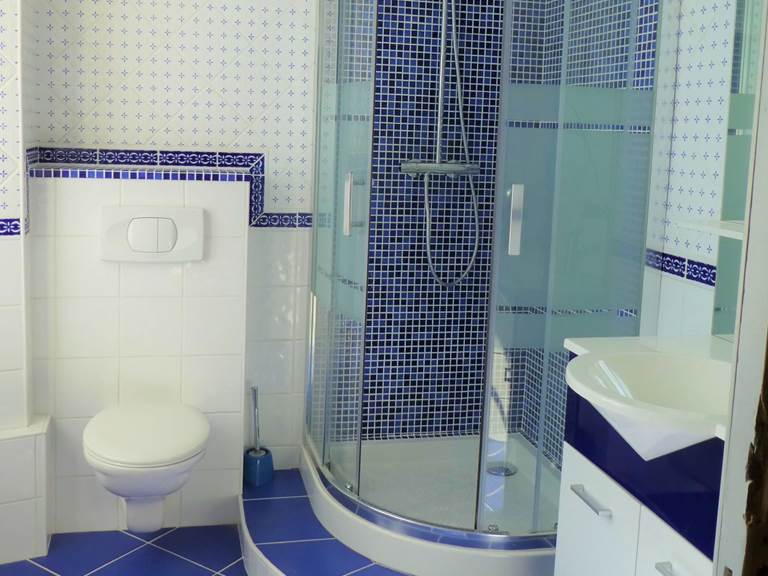 La salle d'eau :  douche 90 x 90 et lavabo