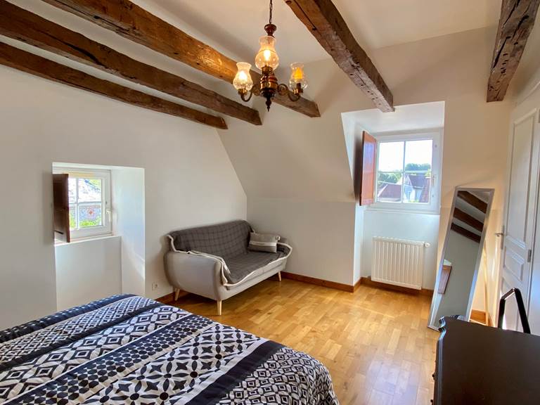 Chambre avec lit queen size et canapé