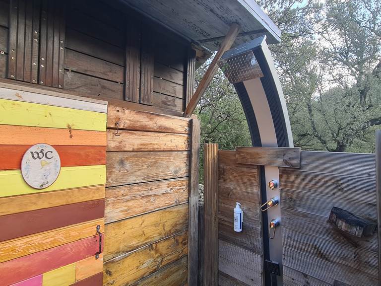 Douche extérieure, et toilettes sèches