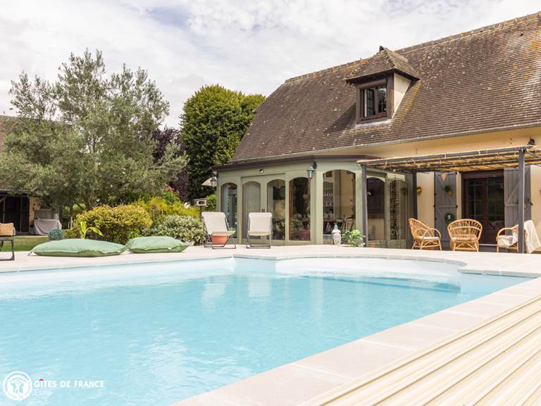 Le Gîte avec son accès directe à la piscine et sa vue imprenable sur le parc