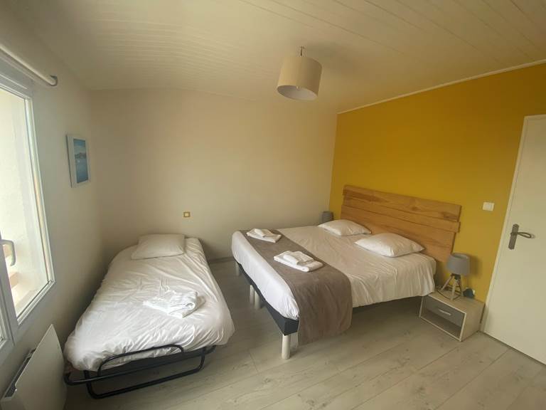 lit d'appoint dans la chambre parentale de l'insula oya