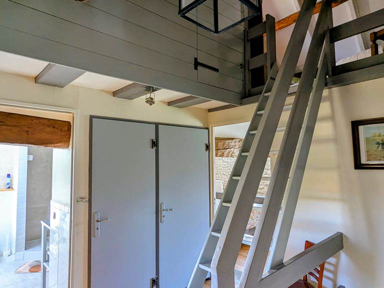 attic-stairs-landing-cachette-jaulnay-gites-de-famille