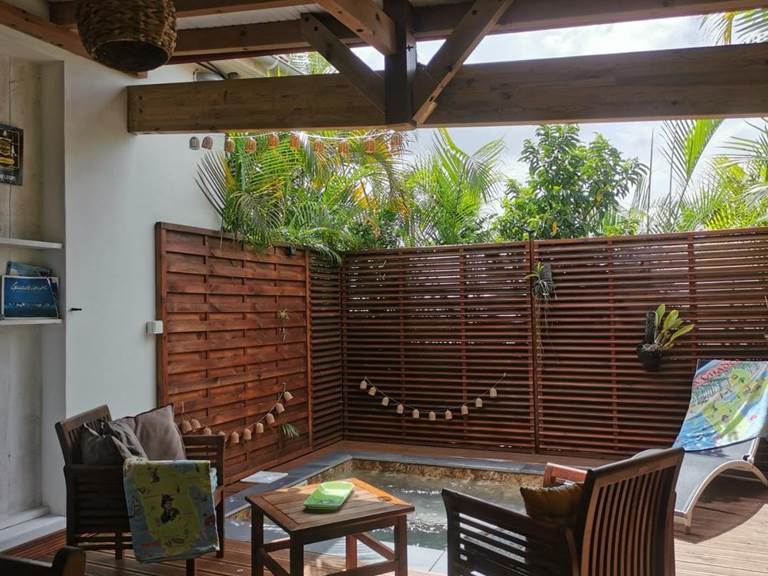 le-secret-d-alpinia-salon-interieur-ventile