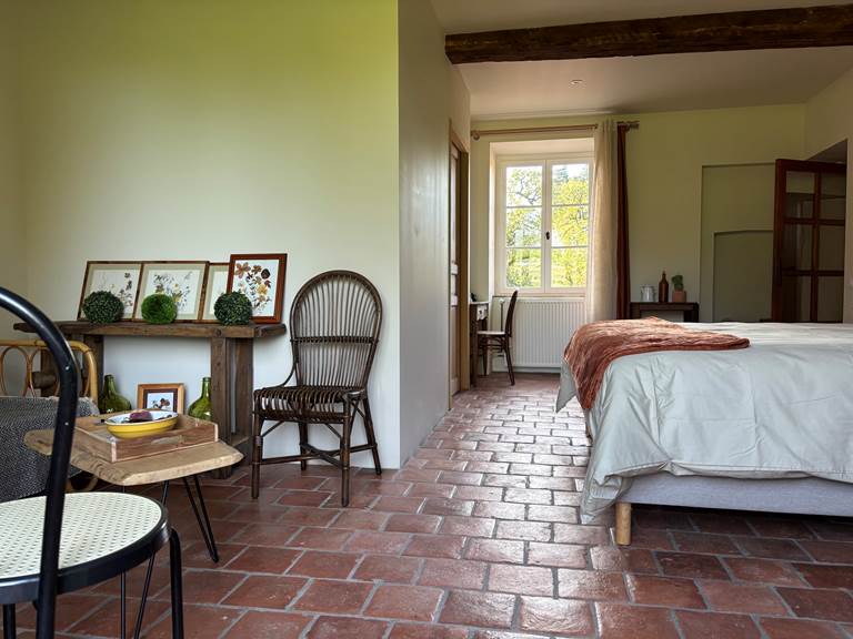 Coin lit invité chambre tomettes