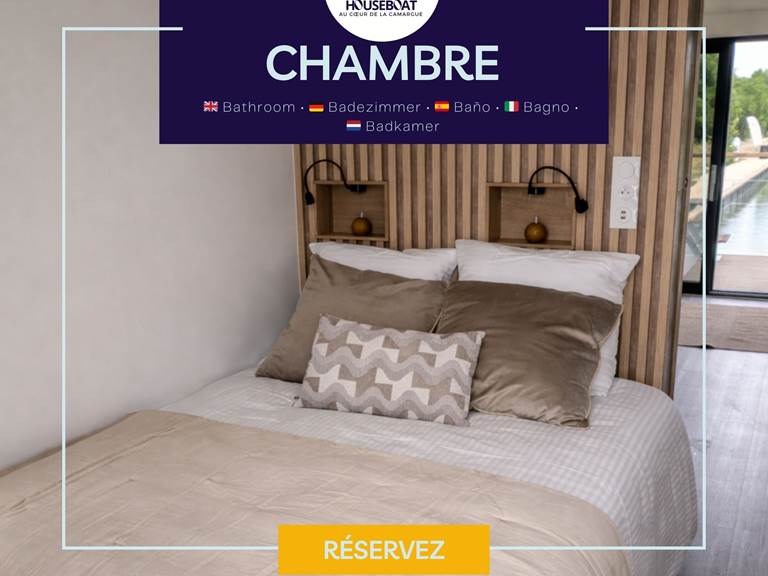 Chambre confortable avec lit double et rangements, offrant un espace calme et reposant pour des nuits agréables dans un cadre paisible.