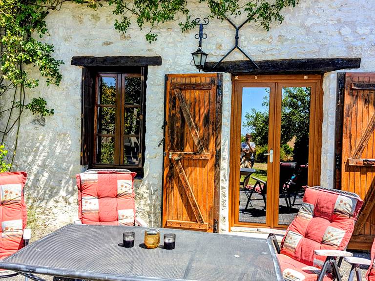 back-patio-table-chairs-cachette-jaulnay-gites-de-famille