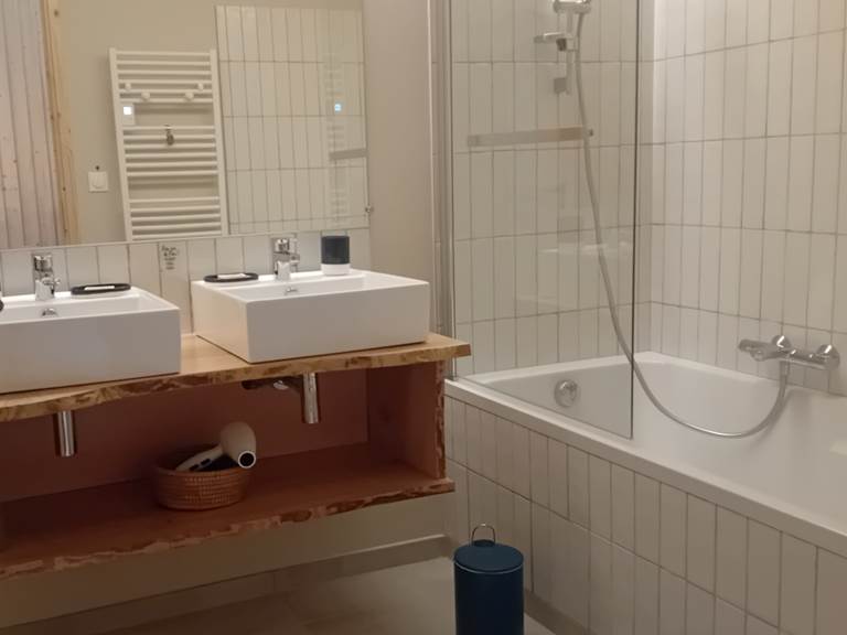 La salle de bain avec baignoire, à l'étage.