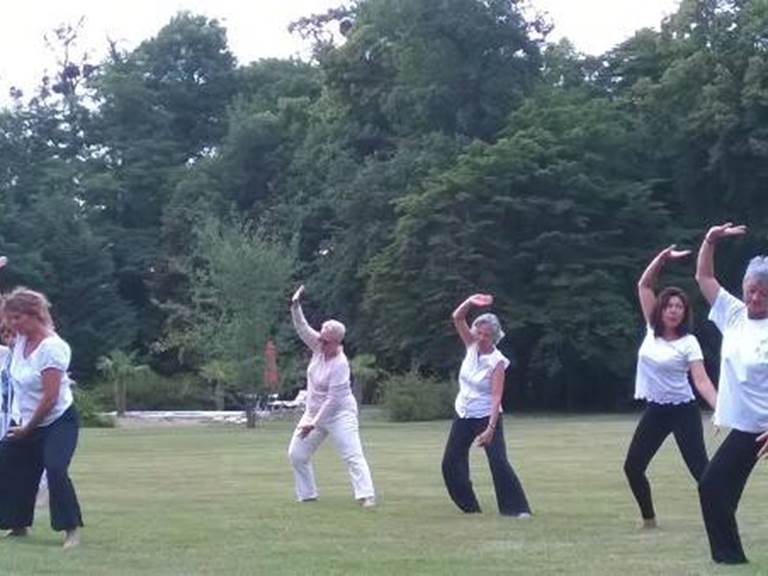 Yoga, danse méditative, gym de renforcement  Réservez avec  votre hébergement