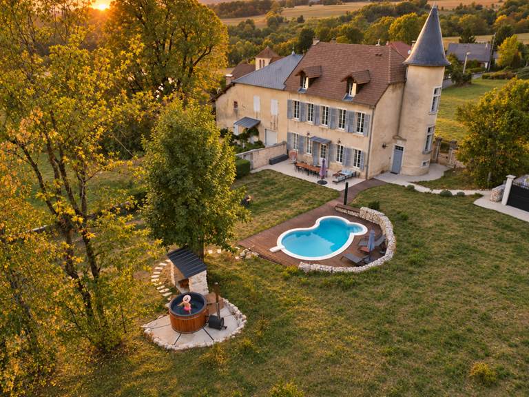 Privatisation familiale du Manoir au pied du Grand Colombier