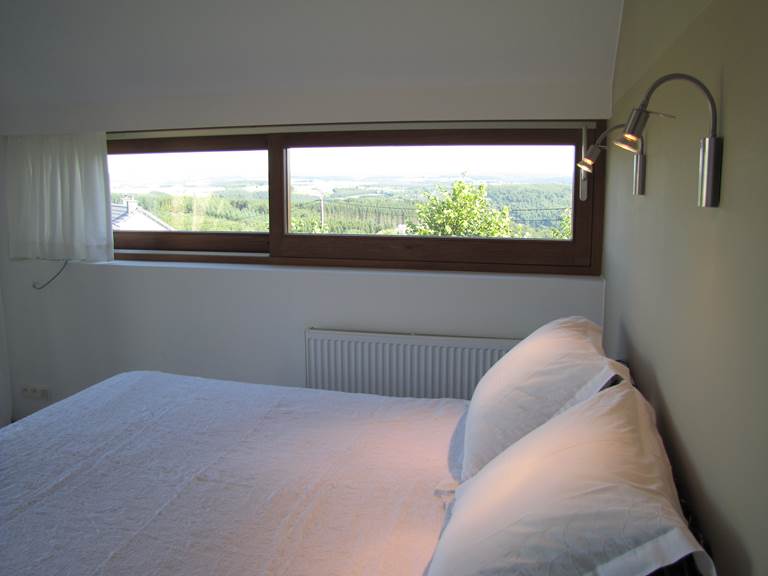 Chambre 1 avec lit double et balcon (photo 2)