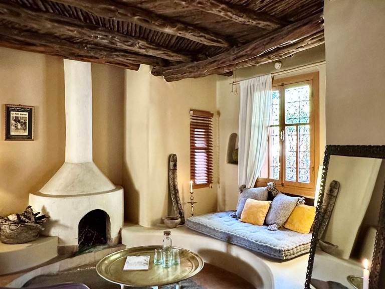 Le coin salon propose une cheminée, coin cosy pour se détendre!