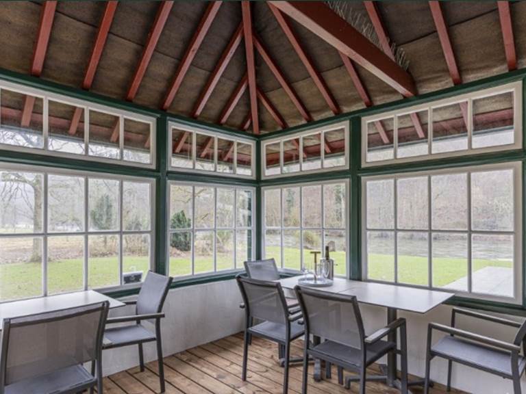 Serre met uitzicht op de rivier - Véranda avec vue sur rivière - Veranda mit Blick auf den Fluss - Veranda with river view